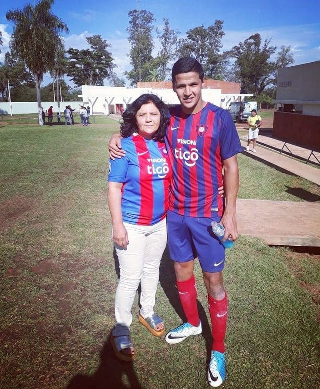 Alex Arce con la camiseta de Cerro Porteño junto a su madre, Miriam Barrios