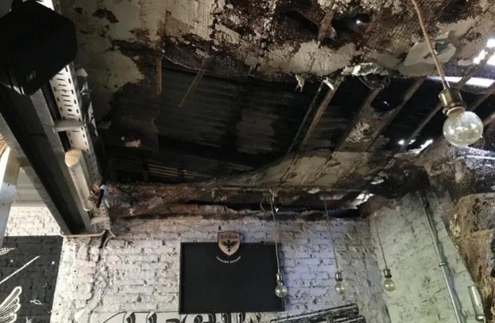 El incendio en el tiraje de una parrilla se expandió al techo de una cervecería lindera y la destrozó (Foto: Blühen)