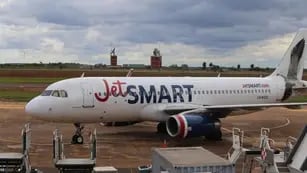 Pasajeros quedan atrapados dentro de un avión en el aeropuerto de Posadas