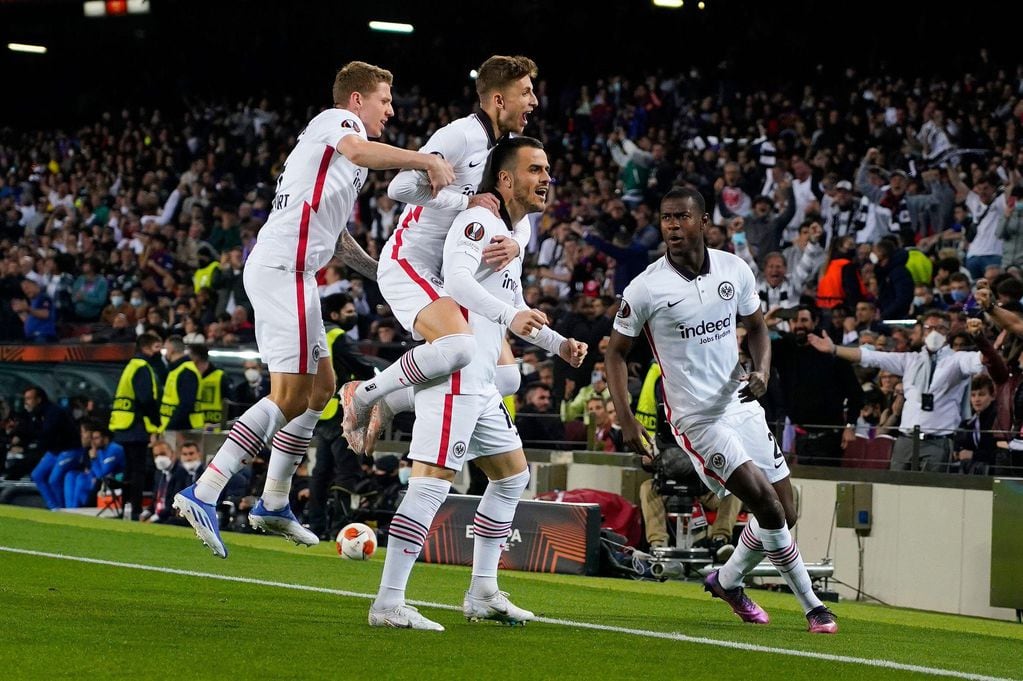 Los jugadores del Eintracht Frankfurt festejan el gol.