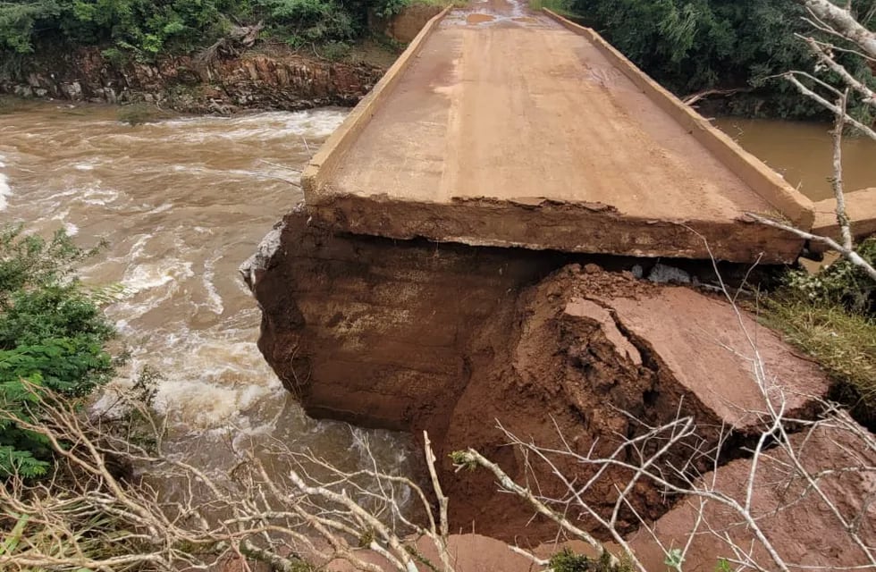 Se desmoronó un Puente cercano a San Ignacio
