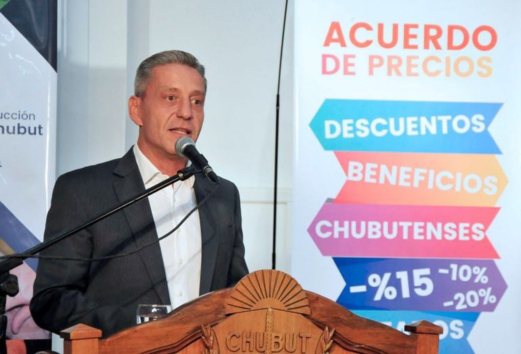 El gobernador Mariano Arcioni firmó un acuerdo de descuentos con supermercados.