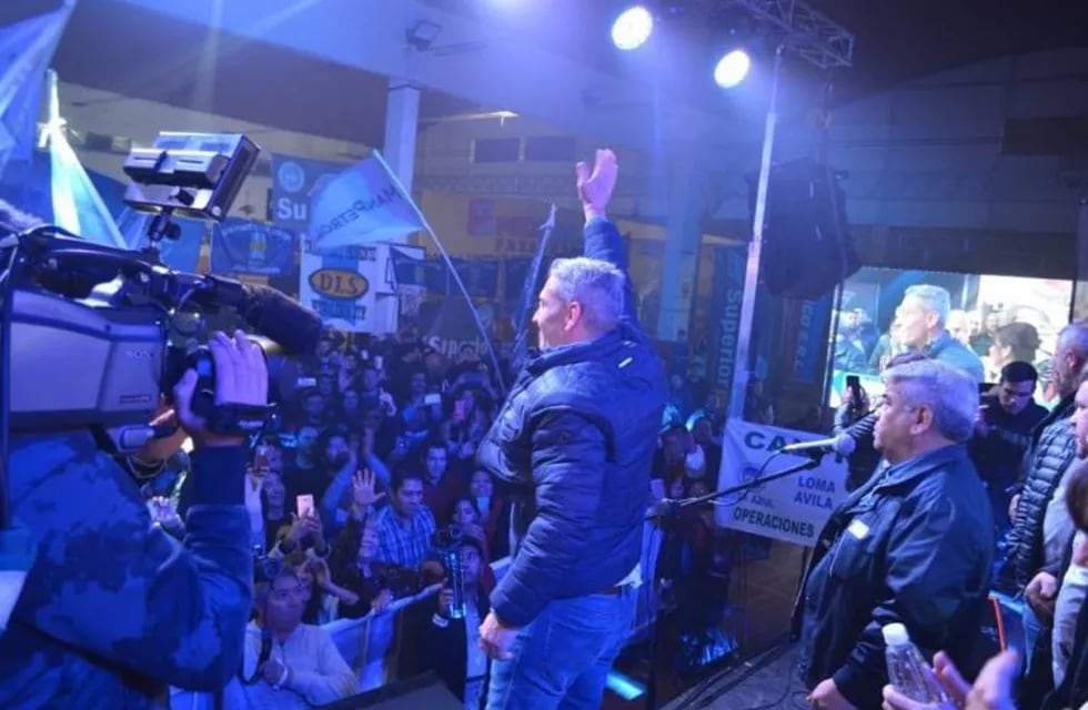 Imagen archivo. Arcioni tras ganar las elecciones pasadas a gobernador de Chubut.