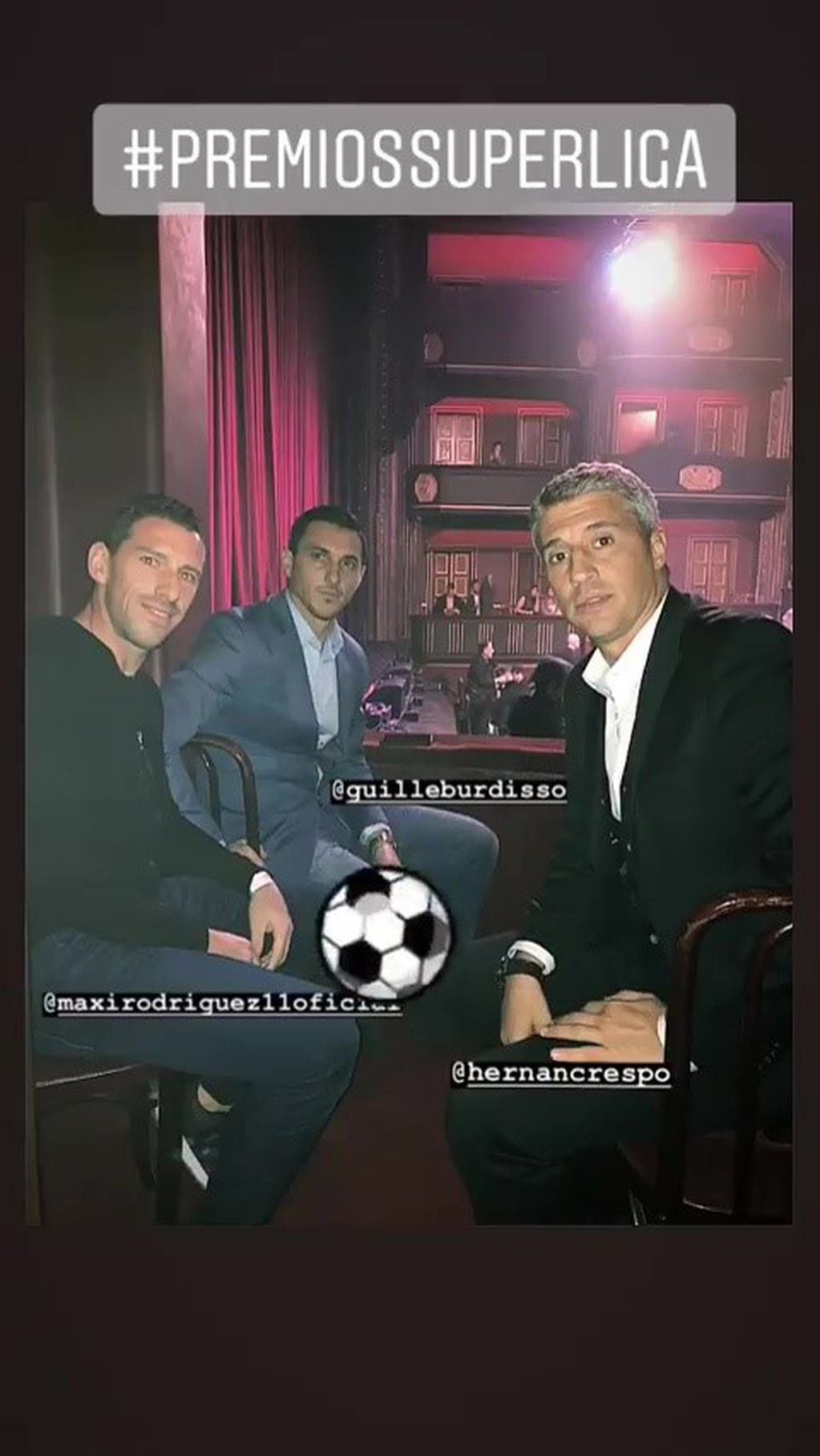 "La Fiera" compartió una foto con Guillermo Burdisso y Hernán Crespo, otros dos ex jugadores de la Selección Nacional. (@teatro_astral)