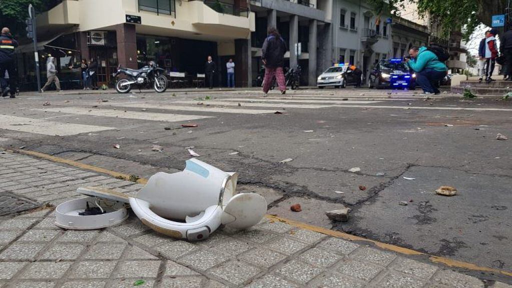 Los agresores llegaron a destrozar una cafetera en medio de los disturbios. (Vía Rosario)