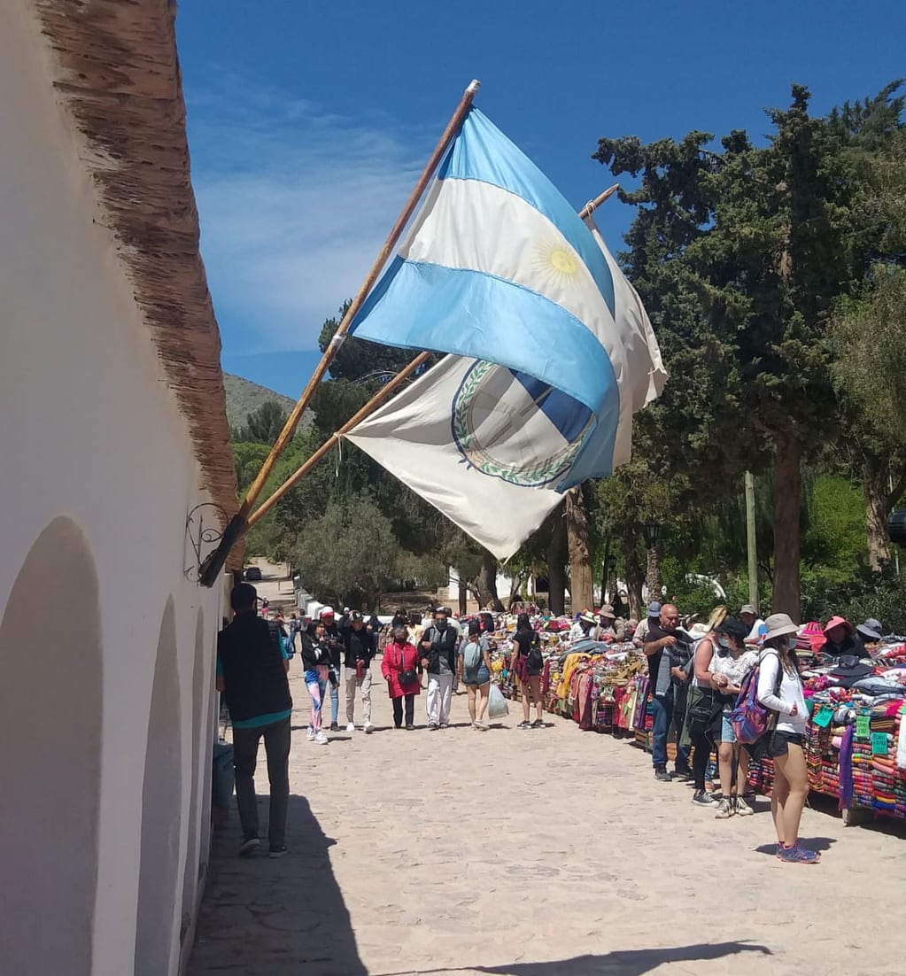 Las Banderas nacional y de la Libertad Civil identifican al antiguo cabildo de Purmamarca, en el casco histórico del pueblo.