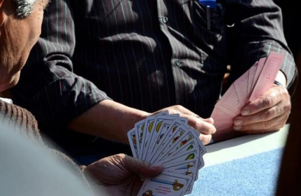 Torneo de cartas ilegal en San Cosme.