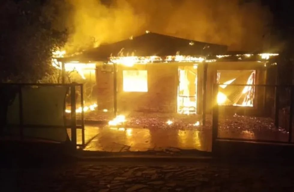 Una casa se redujo a cenizas tras un incendio en Hipólito Yrigoyen.
