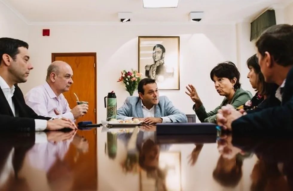 Mercedes Marcó del Pont en Misiones con el gobernador Oscar Herrera Ahuad, el ministro de Hacienda Adolfo Safrán y otros funcionarios. (Twitter)