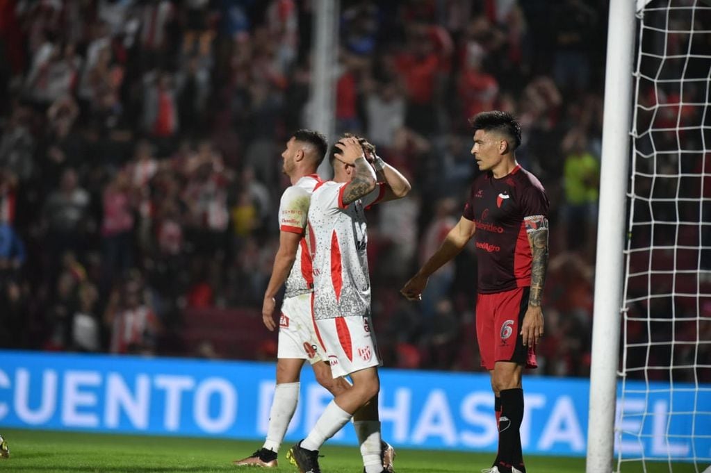 Con gol de “Maravilla” Martínez sobre el final, Instituto le ganó a Colón. (Facundo Luque / La Voz)