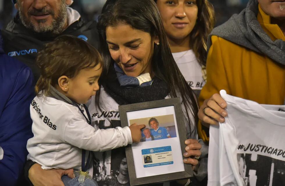 Soledad Laciar, mamá de Blas Correas, recibió el carnet del homenaje de Belgrano (Ramiro Pereyra / La Voz).