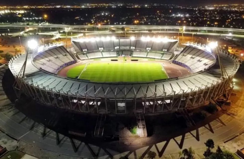 El Kempes inaugura su sistema lumínico acondicionado, en el partido Talleres-Deportes Tolima.