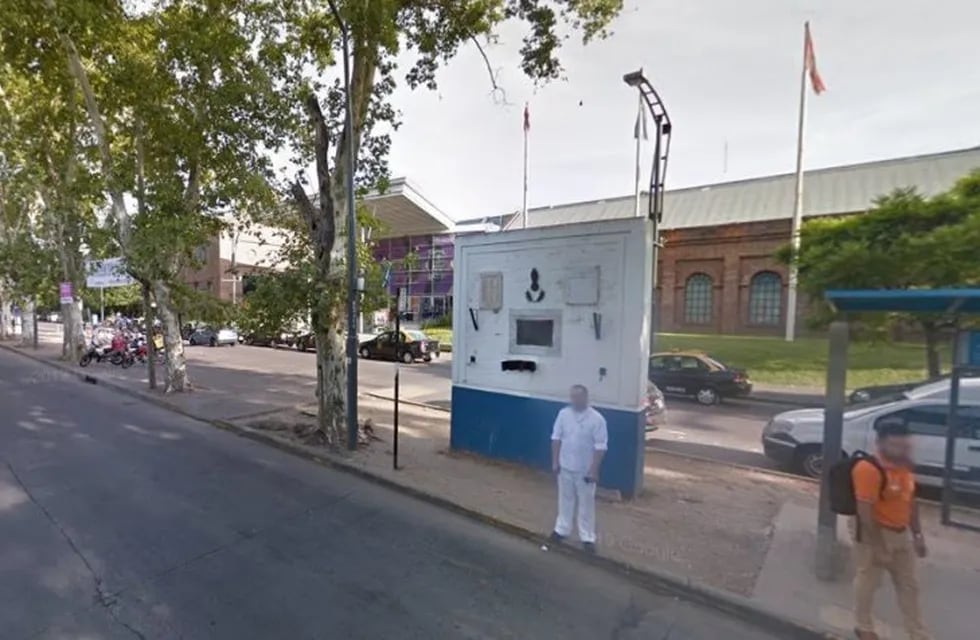 El estadllido se registró sobre el cruce de Rawson y Junín, donde actualmente se ubica una de las entradas de Alto Rosario Shopping. (Google Street View)