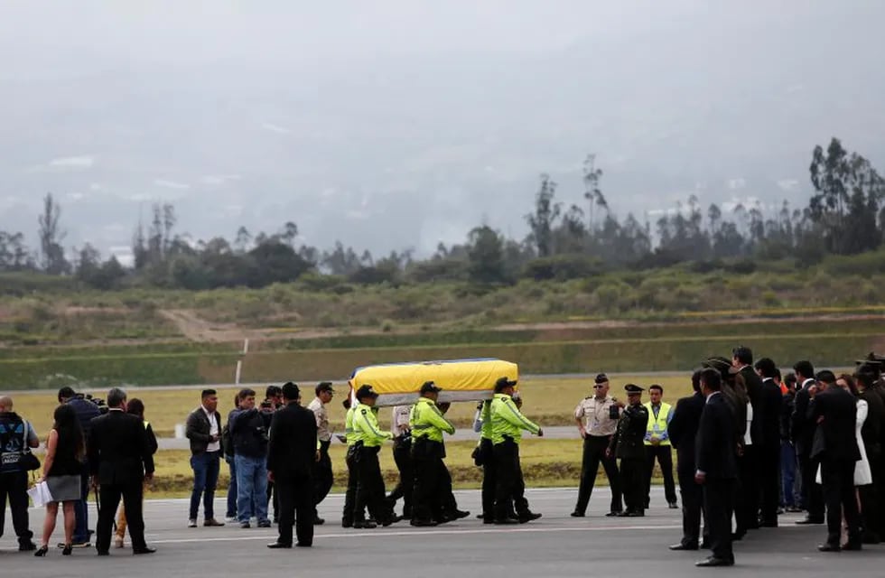 Policías bajan del avión los cuerpos de los periodistas ecuatorianos en el Aeropuerto Internacional Mariscal Sucre de Quito (Ecuador) (Web)