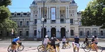 Comenzaron los circuitos turísticos en bicicleta por las calles de La Plata.