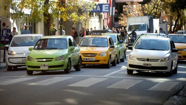 Verdes y amarillos. La posibilidad del desembarco de Uber en Córdoba empujó a taxis y remises a desarrollar y utilizar aplicaciones de internet para la relación con sus pasajeros. (José Hernández)