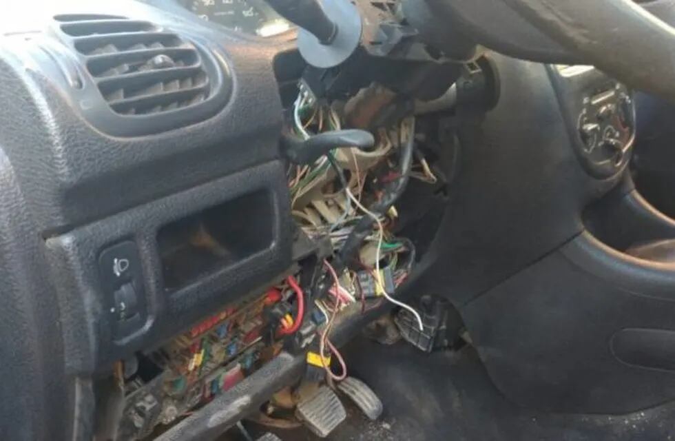 Una mujer contrató a un supuesto electricista que le desmanteló el auto