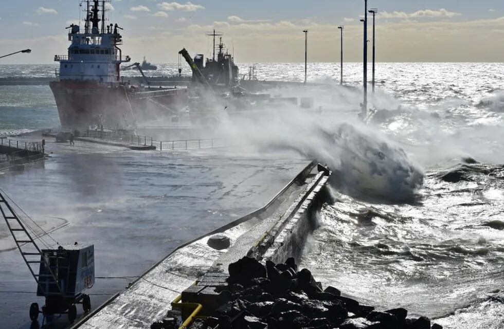 Un fuerte oleaje golpea el 23/11/2017 el puerto de la ciudad de Comodoro Rivadavia, Argentina. Las malas condiciones climáticas están dificultando las tareas de rastreo del sumbarino \