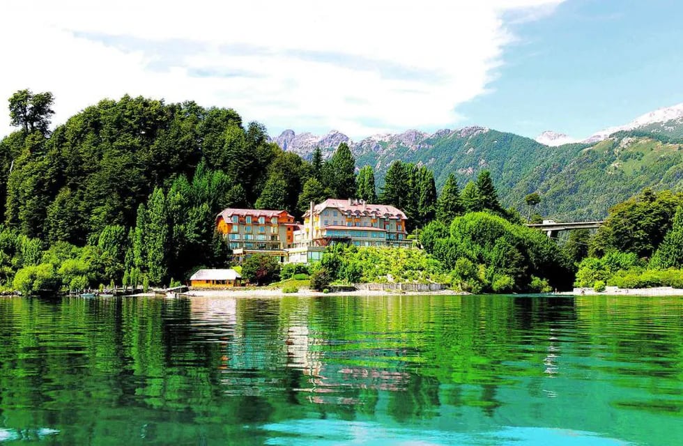 El Correntoso Lake & River Hotel, construido en Villa La Angostura, sobre la costa del lago Nahuel Huapi.