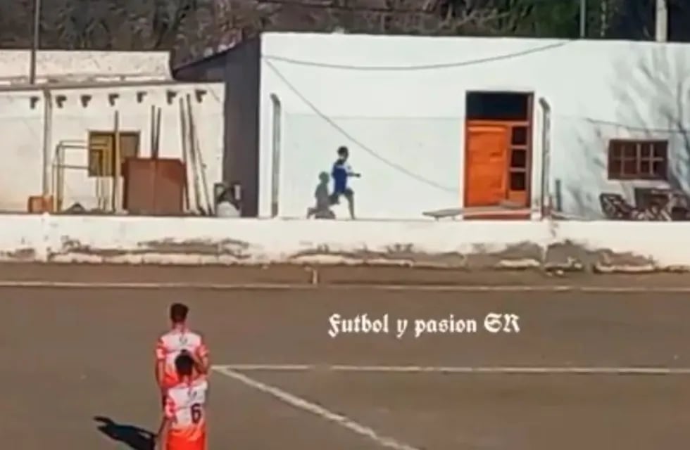 El hombre que apuñaló a un hincha y escapó, captado por el video de Fútbol y Pasión SR.