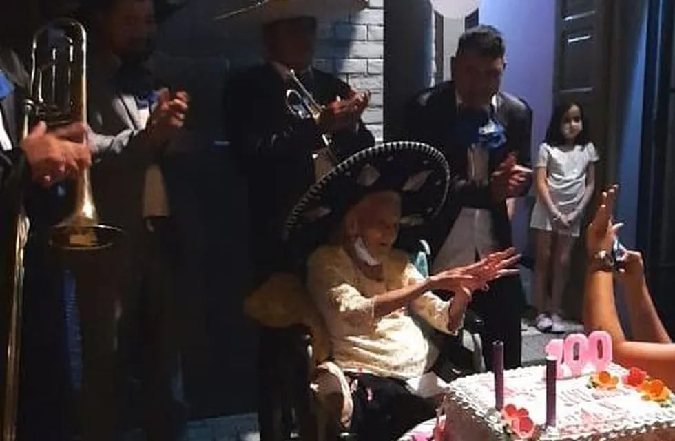 Con Mariachis y todo: Doña Lila cumplió 100 años y pide 30 más (Yamil Salomón)