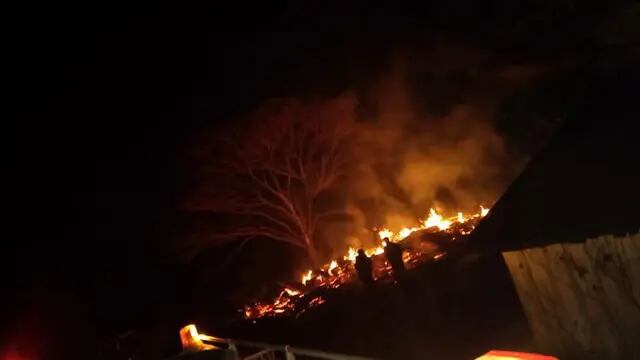 Santiago de Liniers: un incendio consumió un galpón y casi avanza a la casa lindante