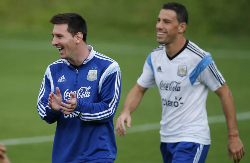 Argentina's Lionel Messi, left, claps and laughs with teammate Maxi Rodriguez, right, during a training session in Vespesiano, near Belo Horizonte, Brazil, Wednesday, July 2, 2014. On Saturday, Argentina will face Belgium in their World Cup soccer match quarterfinal. (AP Photo/Victor R. Caivano) ciudad do galo brasil lionel messi maximiliano rodriguez futbol campeonato mundial 2014 futbol futbolistas entrenamientos seleccion argentina