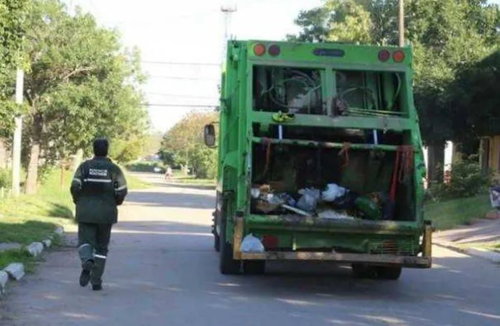 Un joven quería volver a su casa, y al no conseguir transporte público, se subió a un camión recolector de basura. Foto: Archivo.