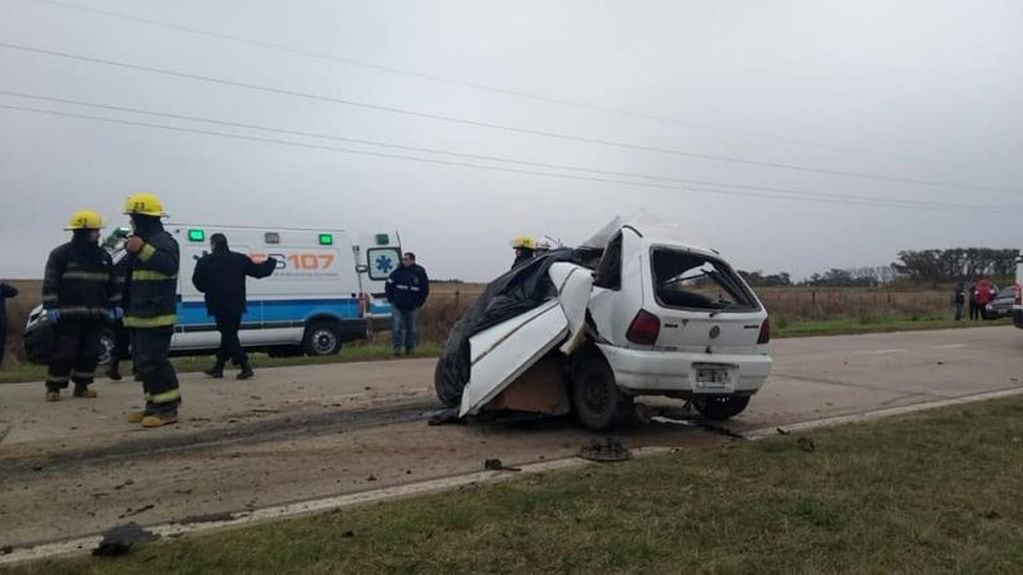 Un auto chocó de frente contra un camión, con un saldo de un muerto y un herido (FM Vital)