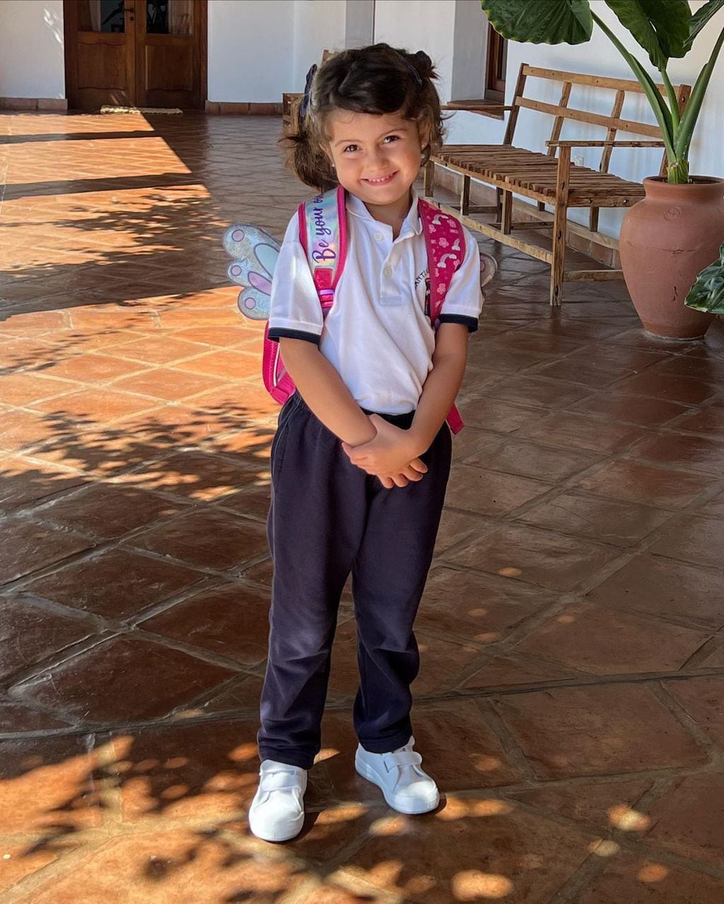 Belita, la hija de Isabel Macedo y Juan Manuel Urtubey en su primer día de clases.