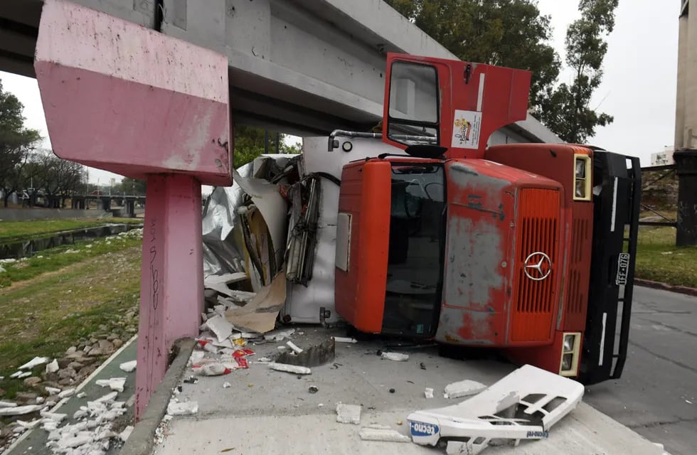 Un camión volcó tras chocar contra la parte inferior del puente ferroviario en la ciudad de Córdoba.