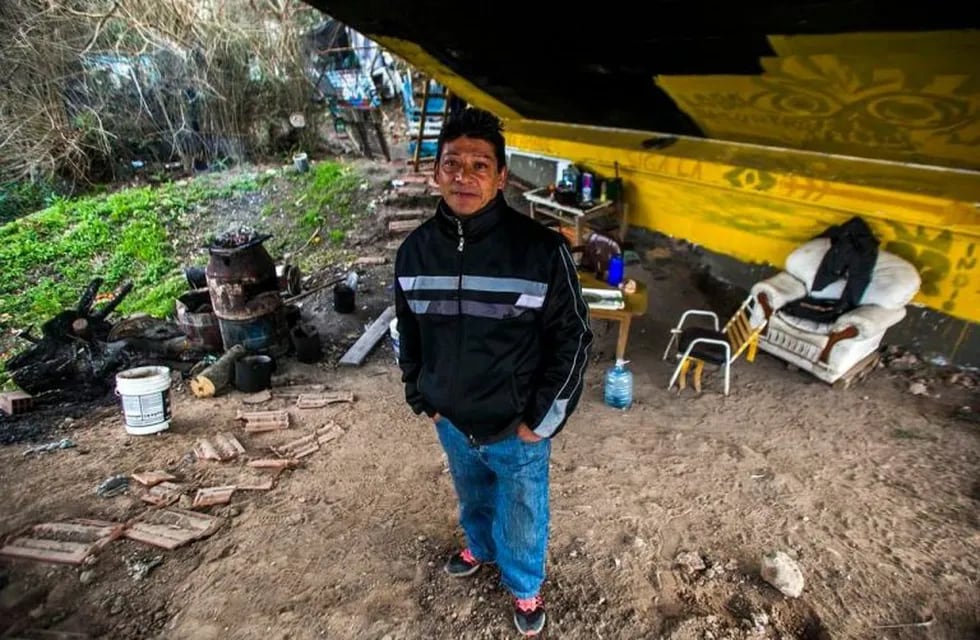 Carlos Mierez vive desde hace ocho años debajo de un puente
