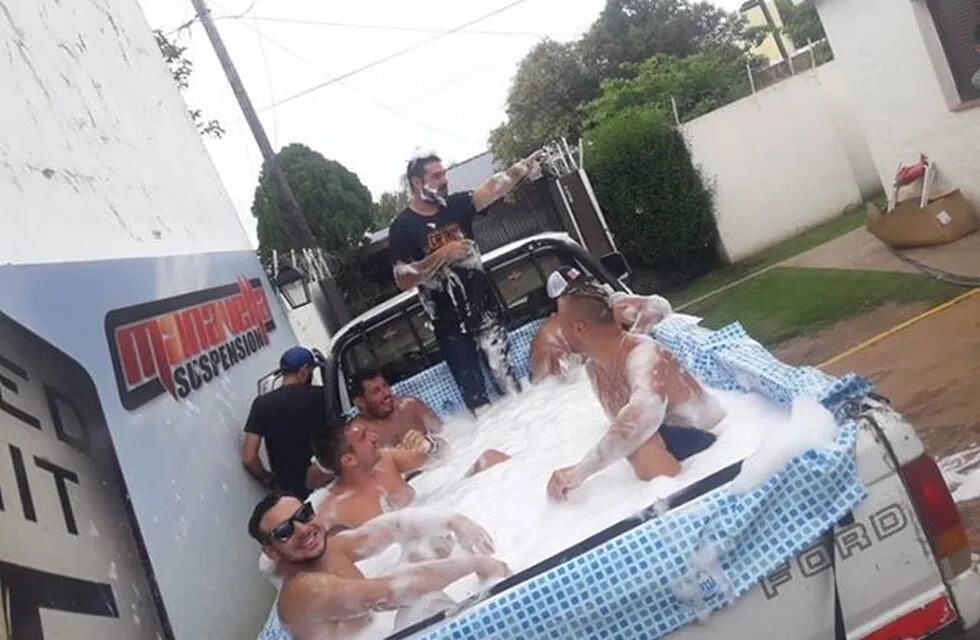 Un grupo de amigos cordobeses armó una pileta en la caja de la camioneta.