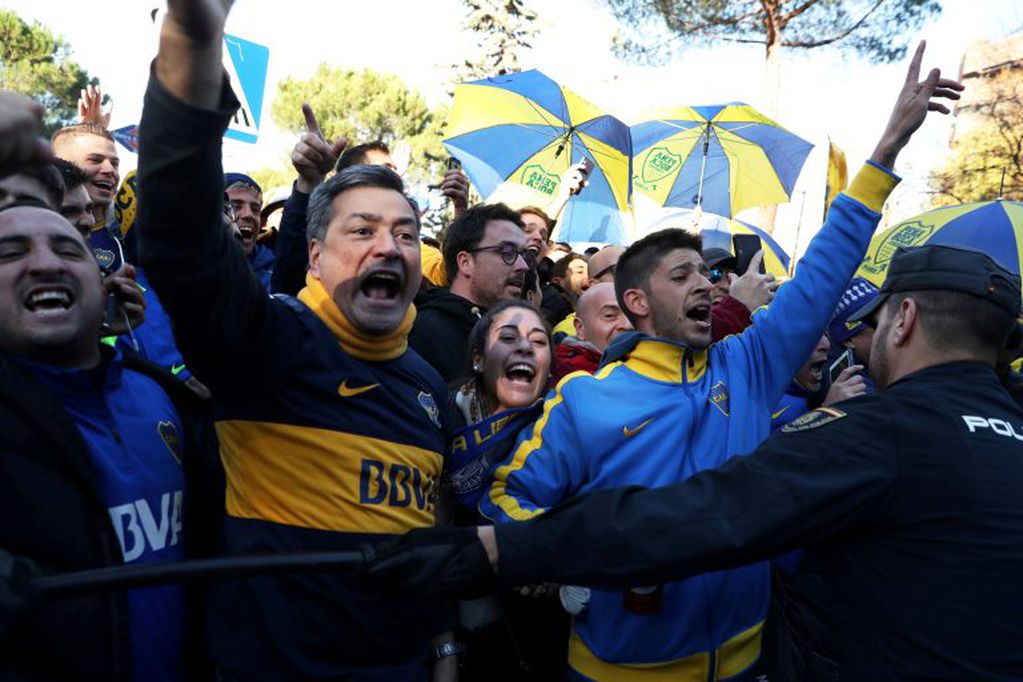 Hinchas de Boca acudieron a Madrid para presenciar la postergada final de la Copa Libertadores (AP)