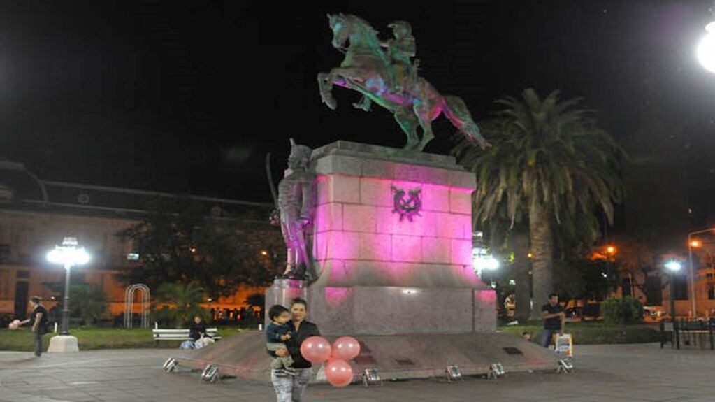 Monumento de San Martin de rosa por el Día Mundial de Lucha contra el cáncer de mama.