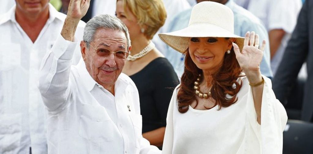 Cristina Kirchner visitó a Raúl Castro durante uno de sus viajes a La Havana.