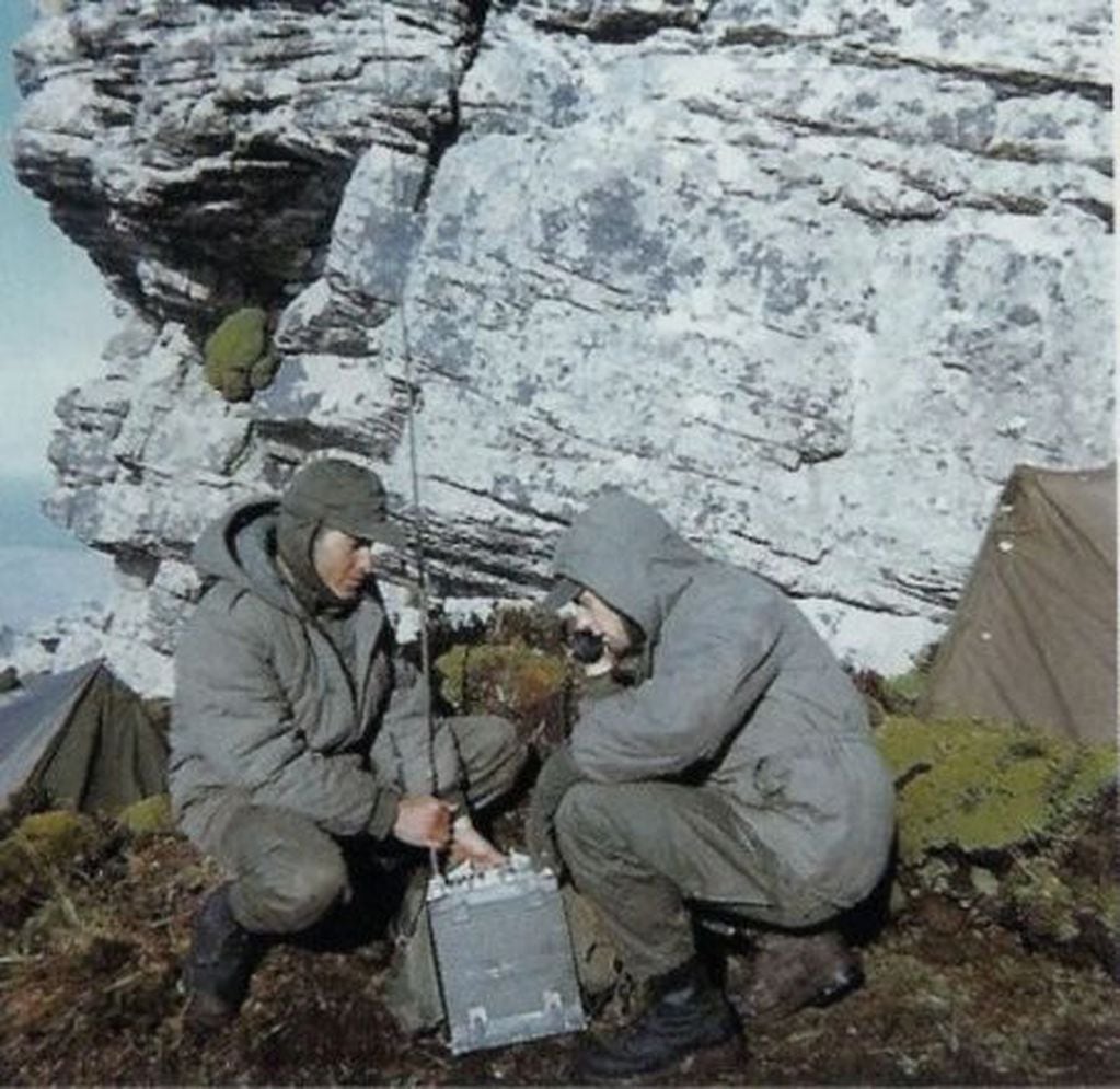 Mientras tanto tropas argentinas en Malvinas cubren su posición.