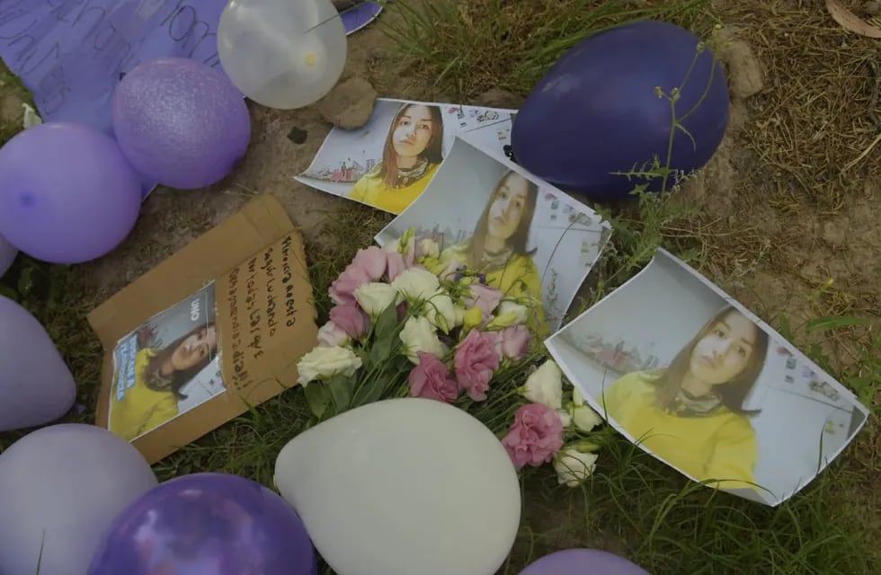 Dejaron globos, fotos y flores donde hallaron el cuerpo de Florencia. Foto Los Andes / Orlando Pelichotti