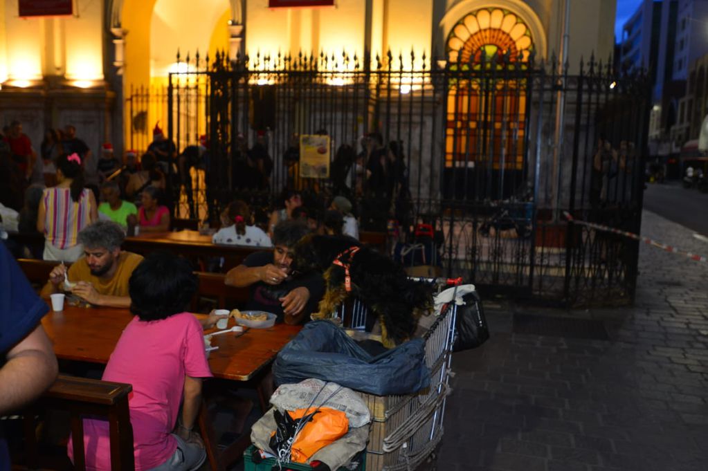 Cenas navideñas solidarias en Córdoba.  “Cena bajo las estrellas” para personas en situación de calle en 25 de mayo y Rivadavia, frente a la Basílica de Nuestra Señora de la Merced (Nicolás Bravo / La Voz)