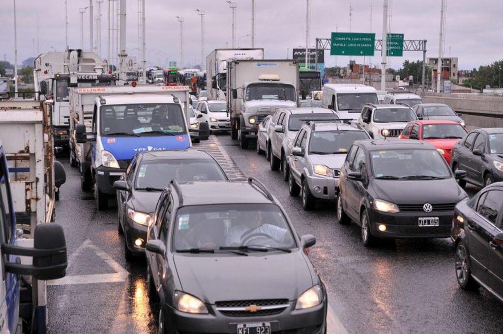 Colapso en los accesos a la ciudad de Buenos Aires por una enorme cantidad de autos, a pesar de la cuarentena. (Clarín)