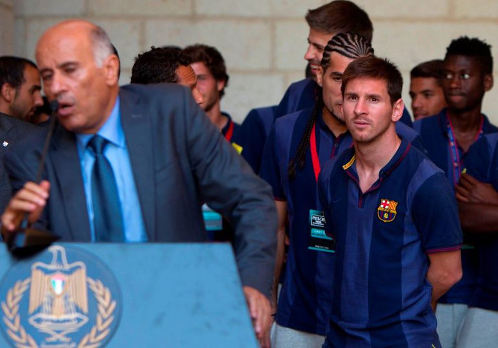 Foto de archivo de Jibril Rajoub, presidente de la Federación de Fútbol Palestina, junto a Lionel Messi. / AFP PHOTO / Ahmad GHARABLI