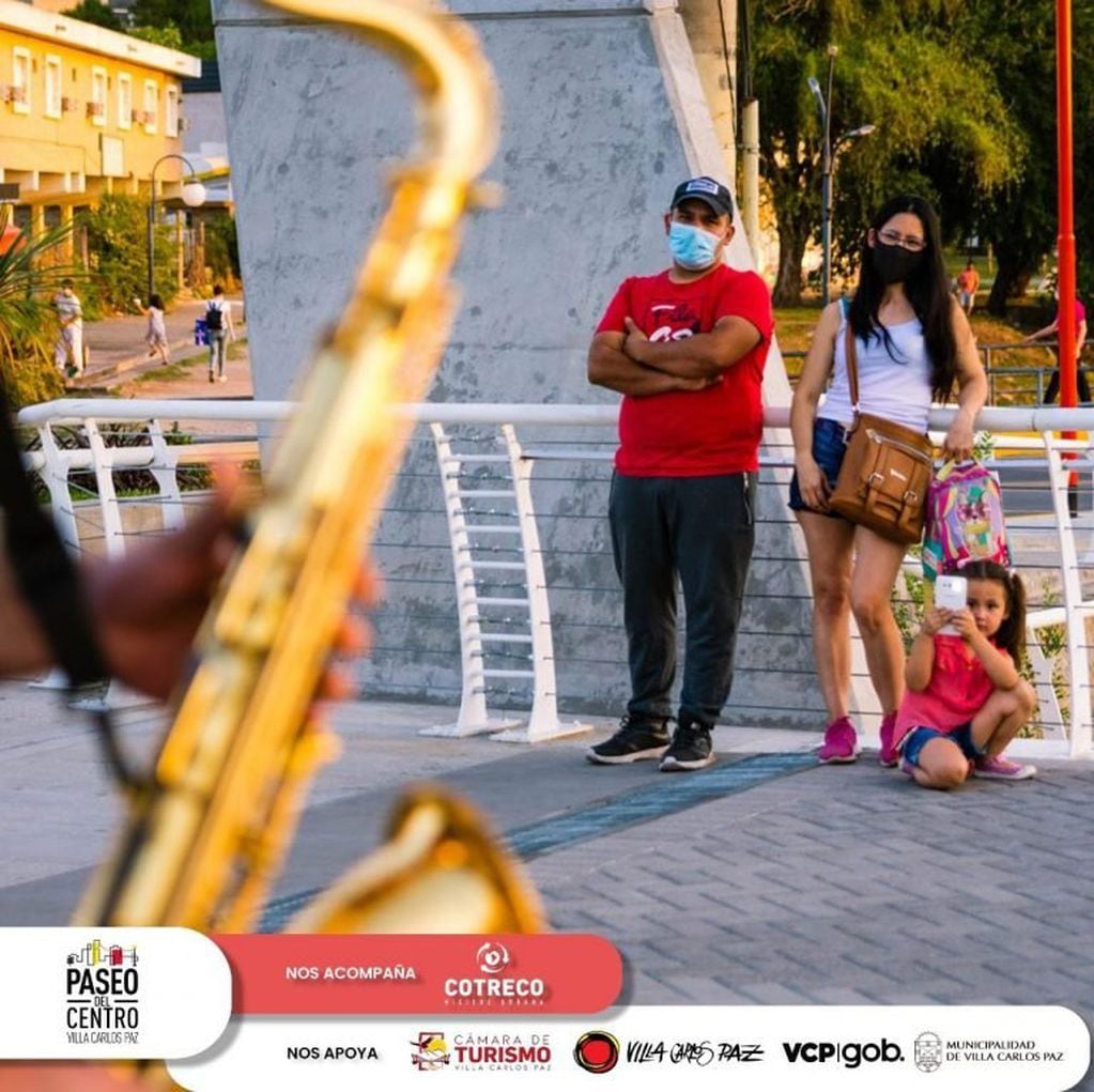 Música en vivo en el puente Centenario en pleno centro de Carlos Paz. (Foto: Dirección de Cultura VCP).