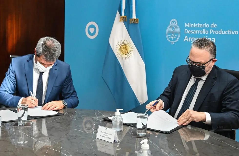 Sergio Uñac y Matías Kulfas en la firma del financiamiento.