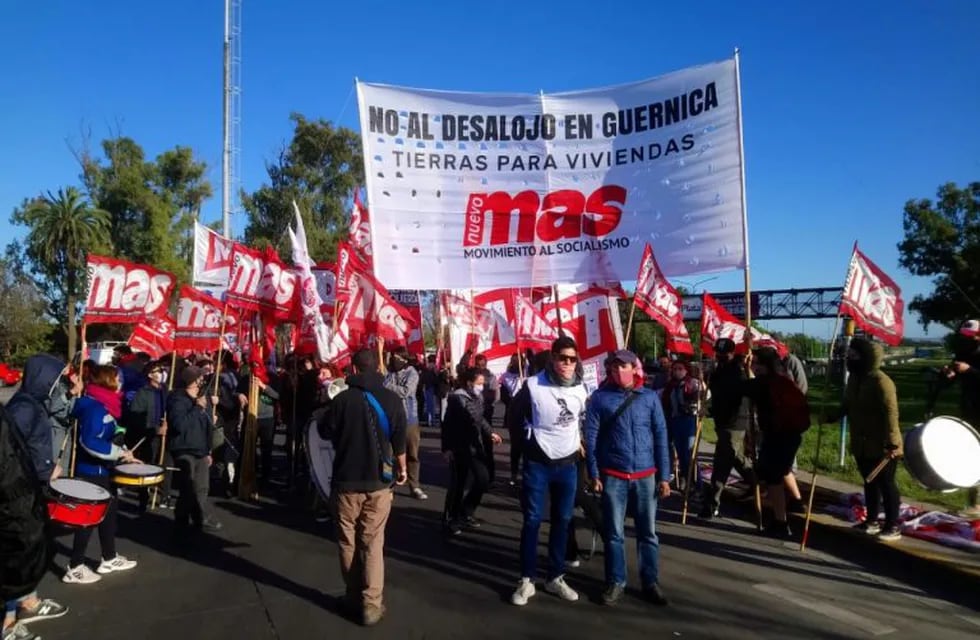 Manifestantes realizan un corte en La Plata para reclamar contra el desalojo de las tierras tomadas en Guernica. (Clarín)