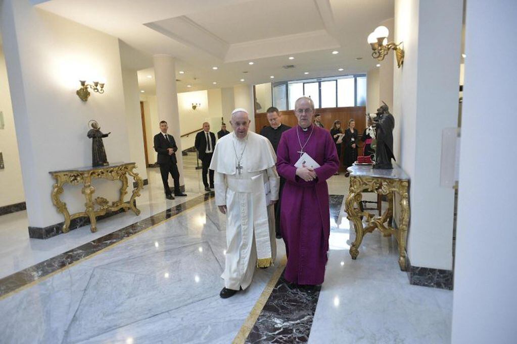 El papa Francisco junto al arzobispo de Canterbury y máxima autoridad de la Iglesia Anglicana, Justin Welby, durante una reunión con líderes políticos de Sudán del Sur en el Vaticano, en febrero de 2019. Crédito: EFE/ Prensa del Vaticano.