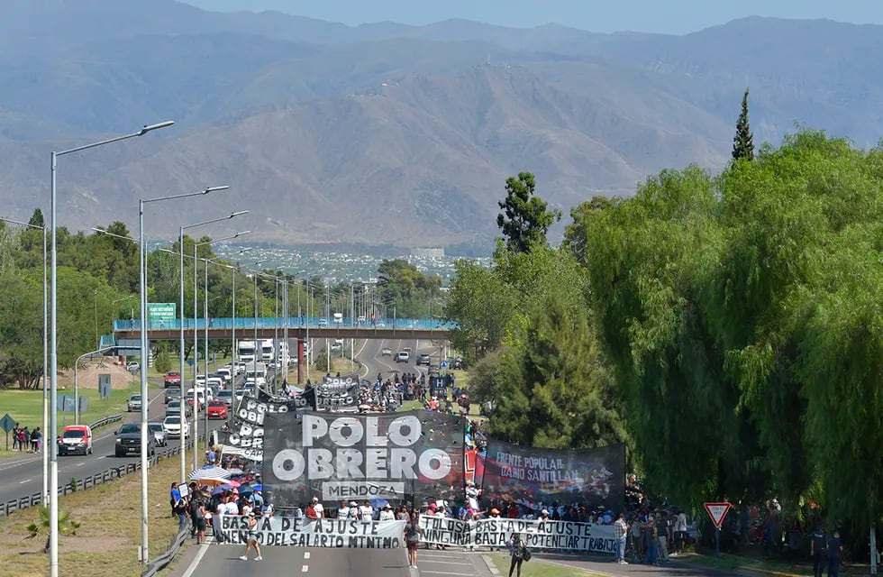 Agrupaciones políticas y sociales cortarán calles del Gran Mendoza en reclamo de mejoras laborales y los ajustes.

Foto: Orlando Pelichotti