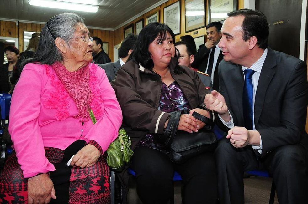 Cristina Calderón, última hablante nativa del Pueblo Yagán, junto a Jorge Flies, Gobernador Regional de Magallanes.