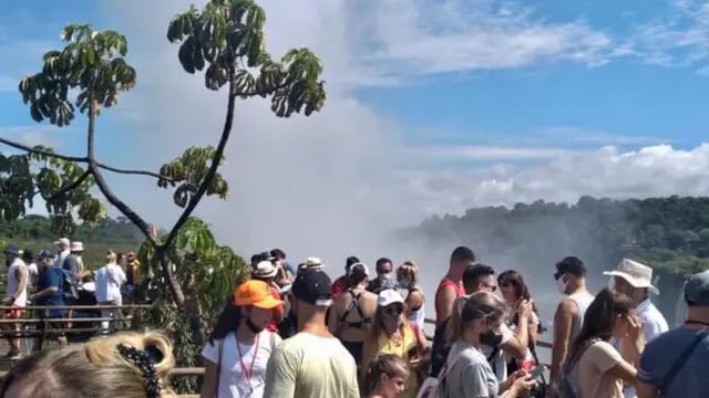 El fin de semana largo de Carnaval reactivó el movimiento turístico en Iguazú
