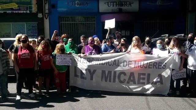 Protesta de mujeres sindicalistas de Rosario frente a la UTHGRA