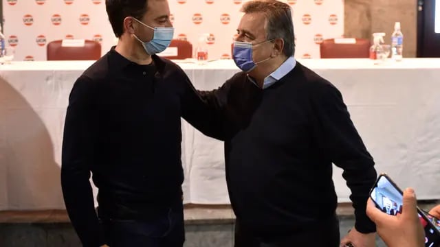 Rodrigo de Loredo y Mario Negri, en un plenario del radicalismo en septiembre de 2021
